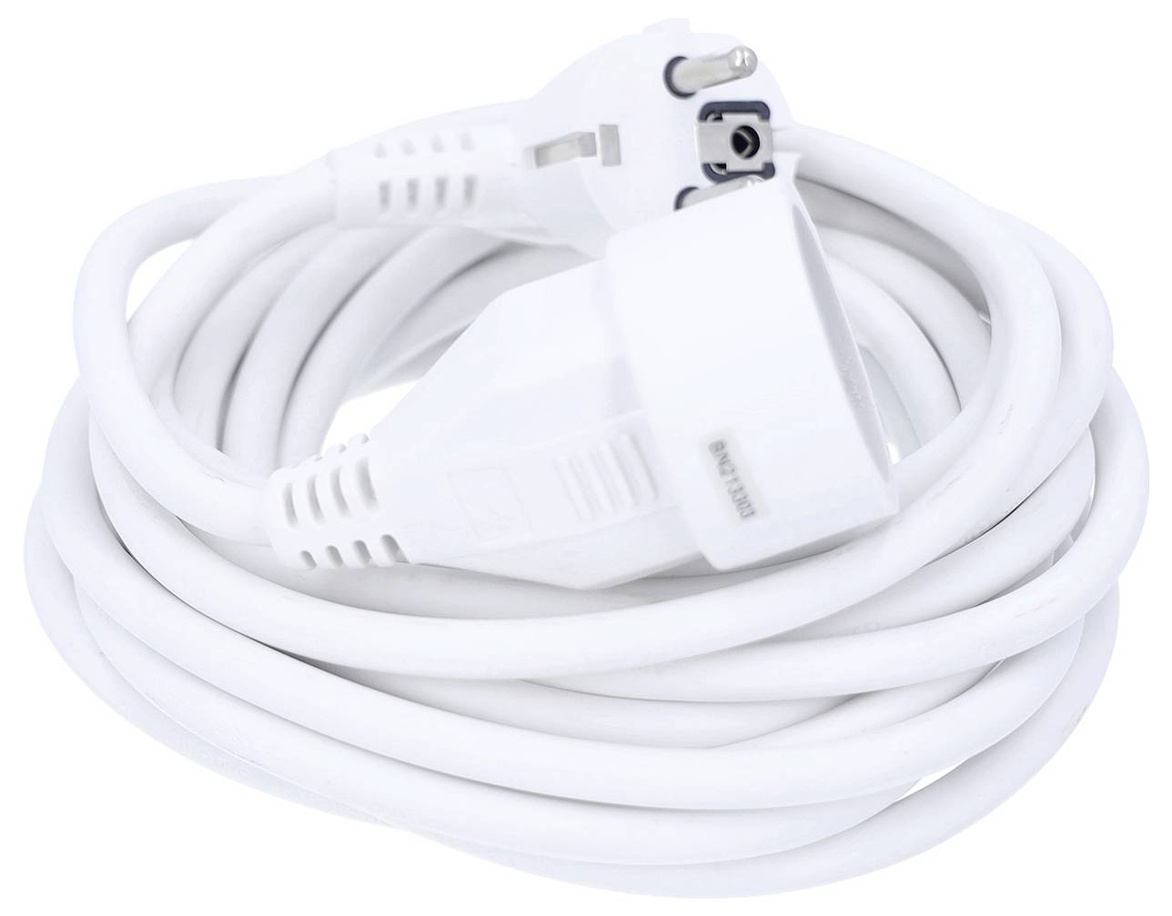 Cordon d'alimentation électrique blanc enroulé avec une fiche mise à la terre et un connecteur à une extrémité sur fond blanc.