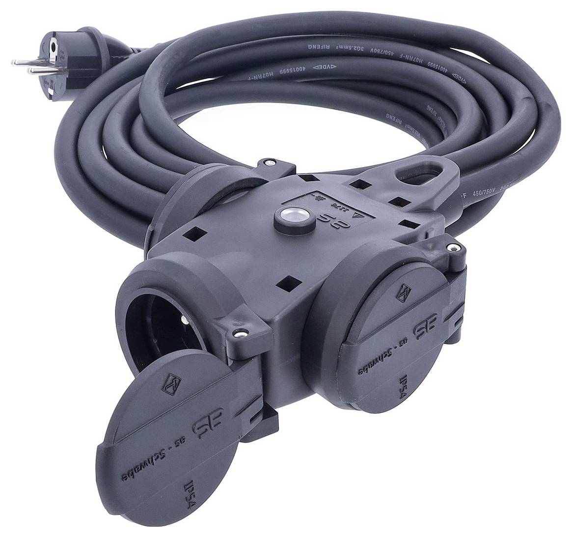 Cordon d'alimentation noir enroulé avec un adaptateur prise triple gris sur un fond blanc.