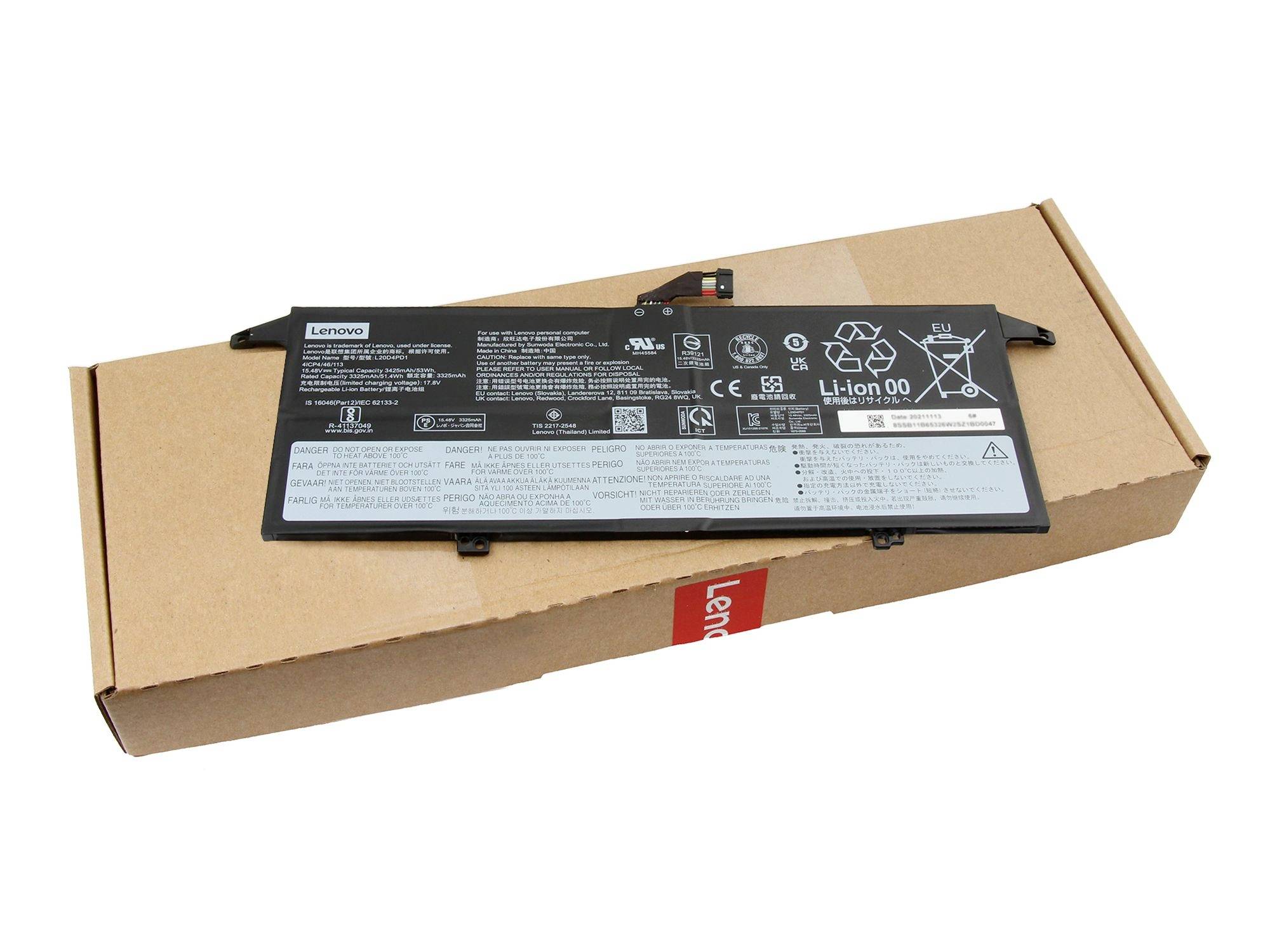 Batterie d'ordinateur portable Lenovo reposant sur son emballage en carton contre un fond blanc.