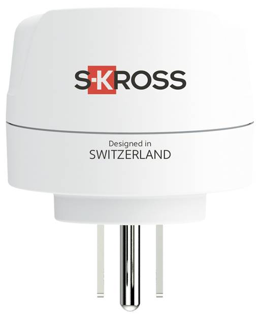 Adaptateur de voyage SKROSS blanc avec le texte « Designed in Switzerland », montré en vue de face sur un fond blanc.