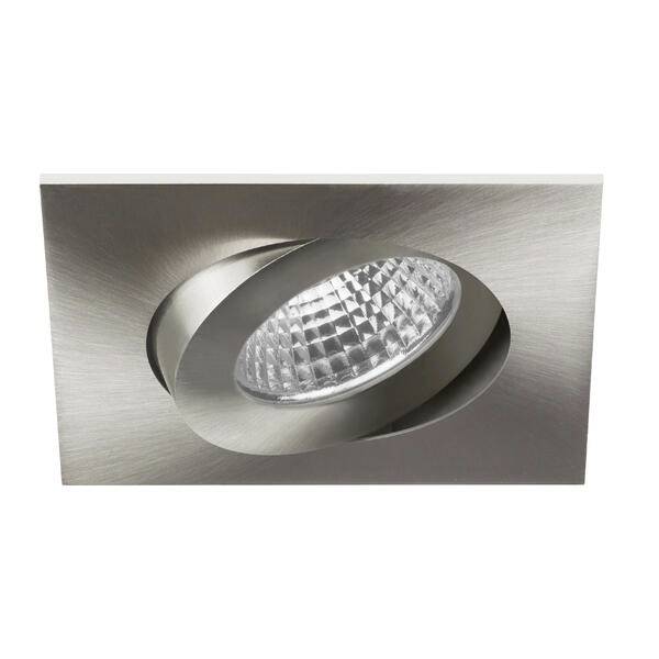 Gros plan d'un projecteur encastré de plafond en métal brossé avec insert de lampe ovale ajustable.