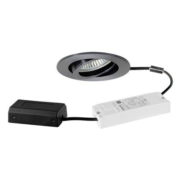 Kit de spot LED encastré avec anneau de finition rond noir, boîtier de commande blanc et alimentation noire sur fond blanc.