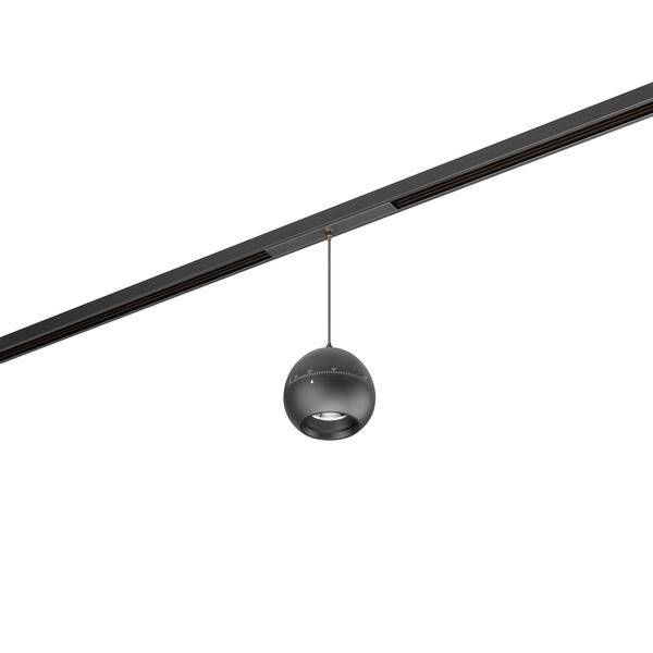 Luminaire sur rail noir avec une lampe suspendue sphérique pendante sur un fond blanc.