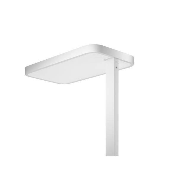 Lampadaire LED blanc moderne avec une tête de lampe rectangulaire montée sur un poteau unique sur un fond uni.