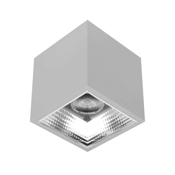 Luminaire de plafond gris carré avec un objectif réflecteur encastré et une ampoule apparente, vue de dessous sur un fond blanc.