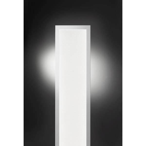 Lumière murale rectangulaire blanche et haute rayonnant contre un fond sombre, avec un éclairage doux avec auréole autour.