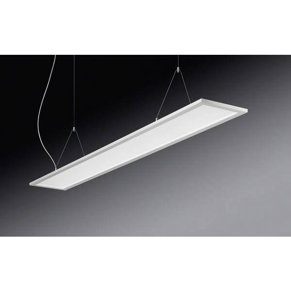 Panneau de lumière LED suspendu blanc rectangulaire et fin, accroché par des câbles sur un fond gris foncé.