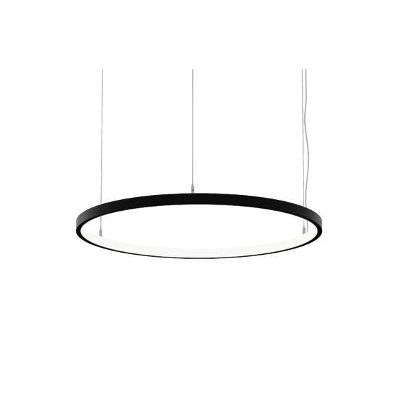 Luminaire suspendu circulaire noir moderne suspendu par trois câbles fins sur fond blanc.