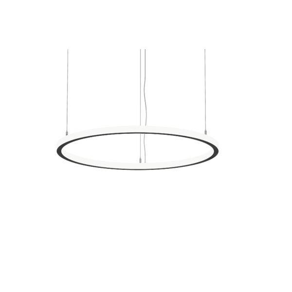 Suspension luminaire circulaire minimaliste avec trois câbles de suspension, présenté sur fond blanc.
