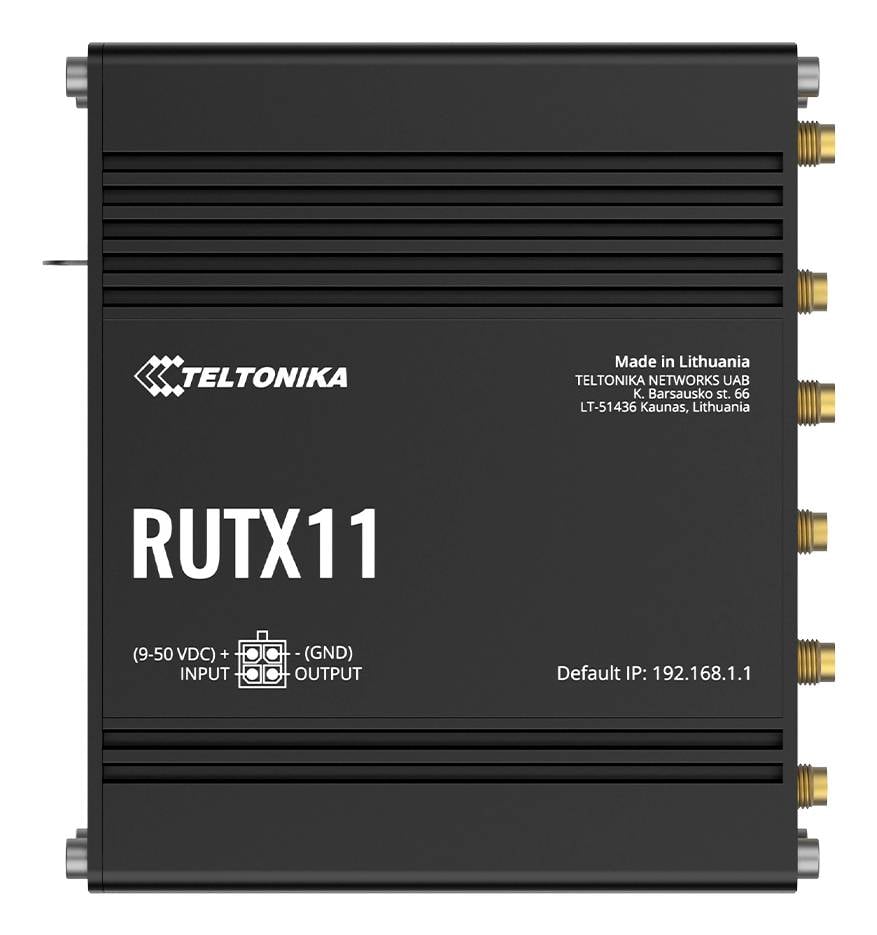 Routeur industriel Teltonika RUTX11 noir avec plusieurs ports d'antenne dorés et étiquettes imprimées d'alimentation, d'adresse IP et du fabricant
