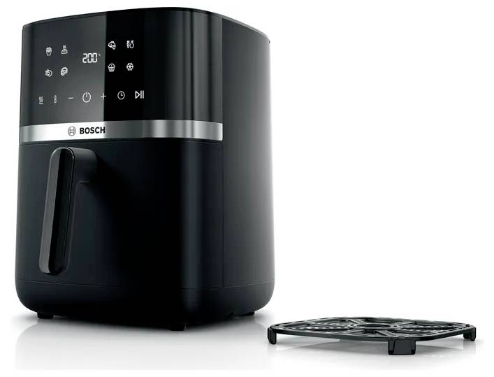 Friteuse à air Bosch noire avec panneau de commande numérique et panier amovible à côté sur fond blanc
