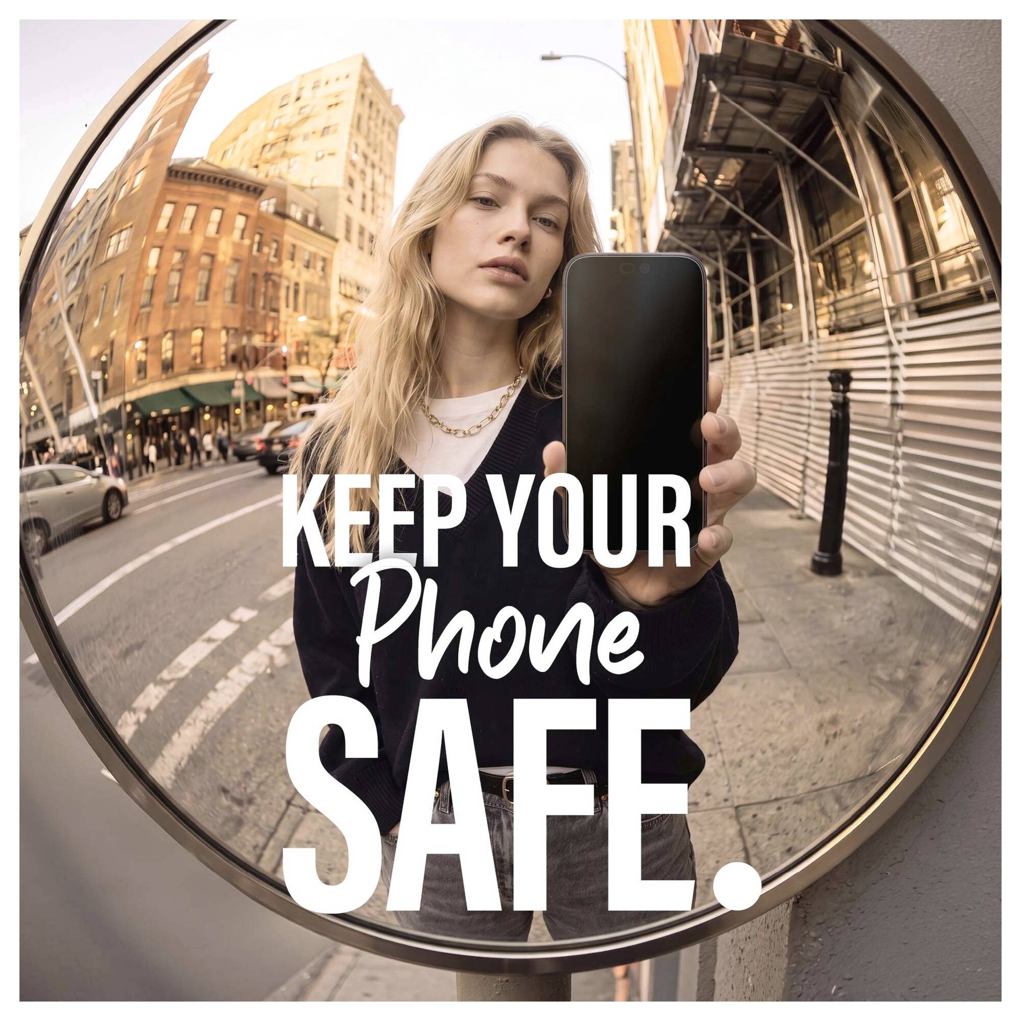 Selfie au miroir de rue d'une femme tenant un téléphone, avec le message superposé « GARDEZ VOTRE Téléphone EN SÉCURITÉ. »