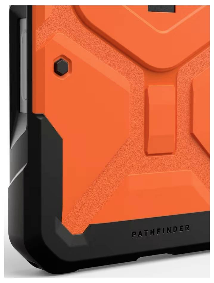 Gros plan d'une coque de téléphone robuste orange et noire portant l'étiquette « PATHFINDER ».