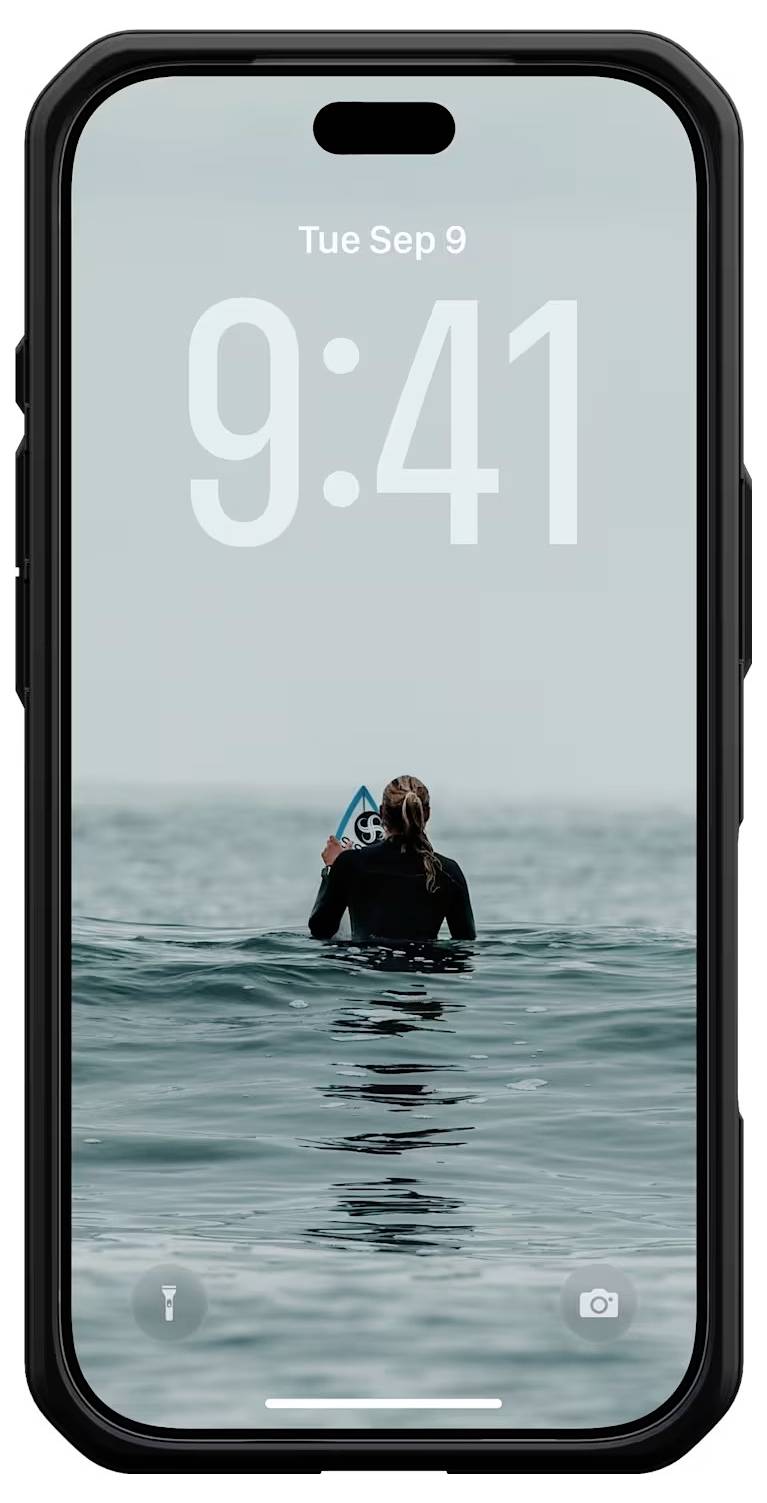 Un écran de verrouillage d'iPhone affichant l'heure 9:41 et la date Mar 9 sep sur un fond d'écran d'une personne debout dans l'océan tenant une planche de surf.