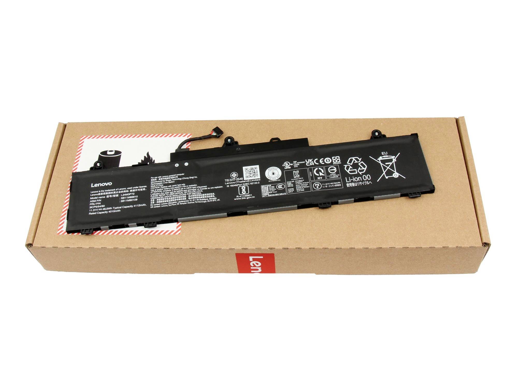Batterie de laptop Lenovo reposant sur une boîte en carton sur fond blanc.