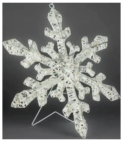 Ornement blanc en forme de flocon de neige avec un design de treillis en fil de fer sur un petit socle sur un fond sombre.