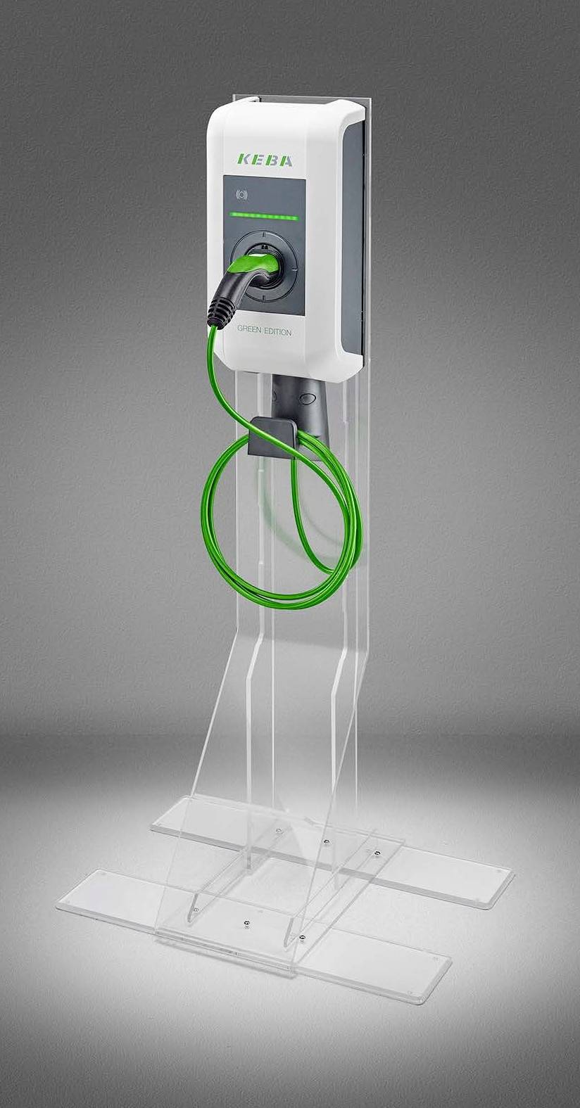 Chargeur de véhicule électrique KEBA mural avec un câble de recharge enroulé vert sur un socle piédestal transparent.