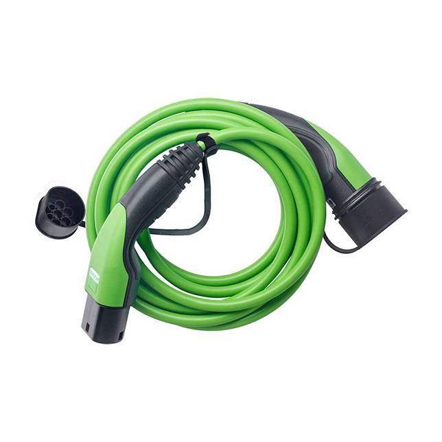 Câble de recharge pour véhicule électrique vert enroulé avec connecteur attaché sur fond blanc, plus un petit capuchon de connecteur.