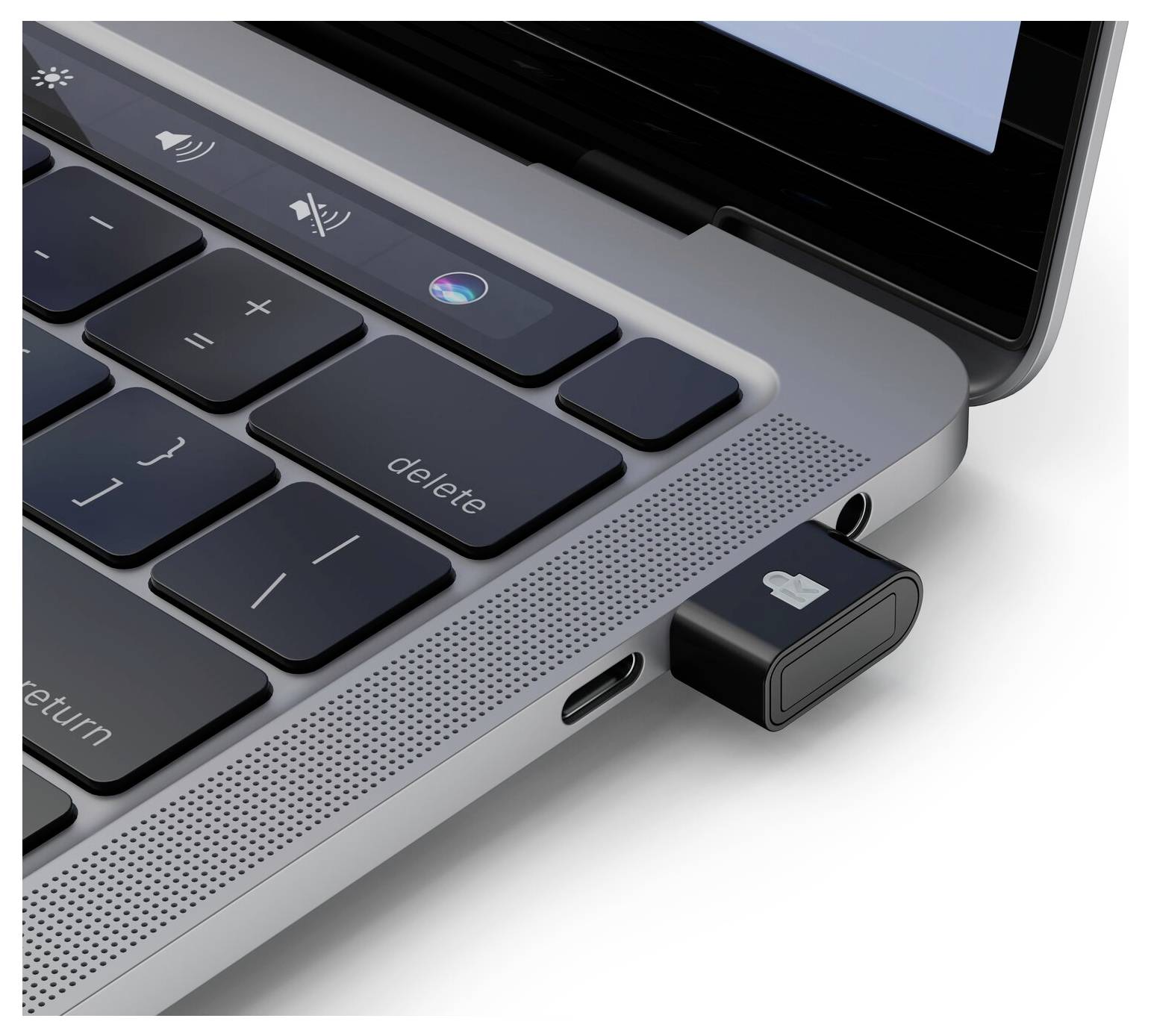 Gros plan d'un côté d'ordinateur portable avec une clé USB branchée dans le port situé à côté du clavier.