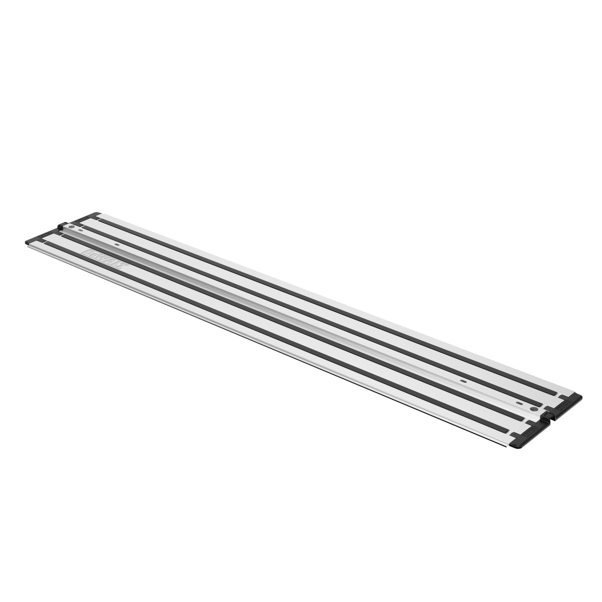 Rail métallique long avec des rainures parallèles, présenté en diagonale sur un fond blanc.