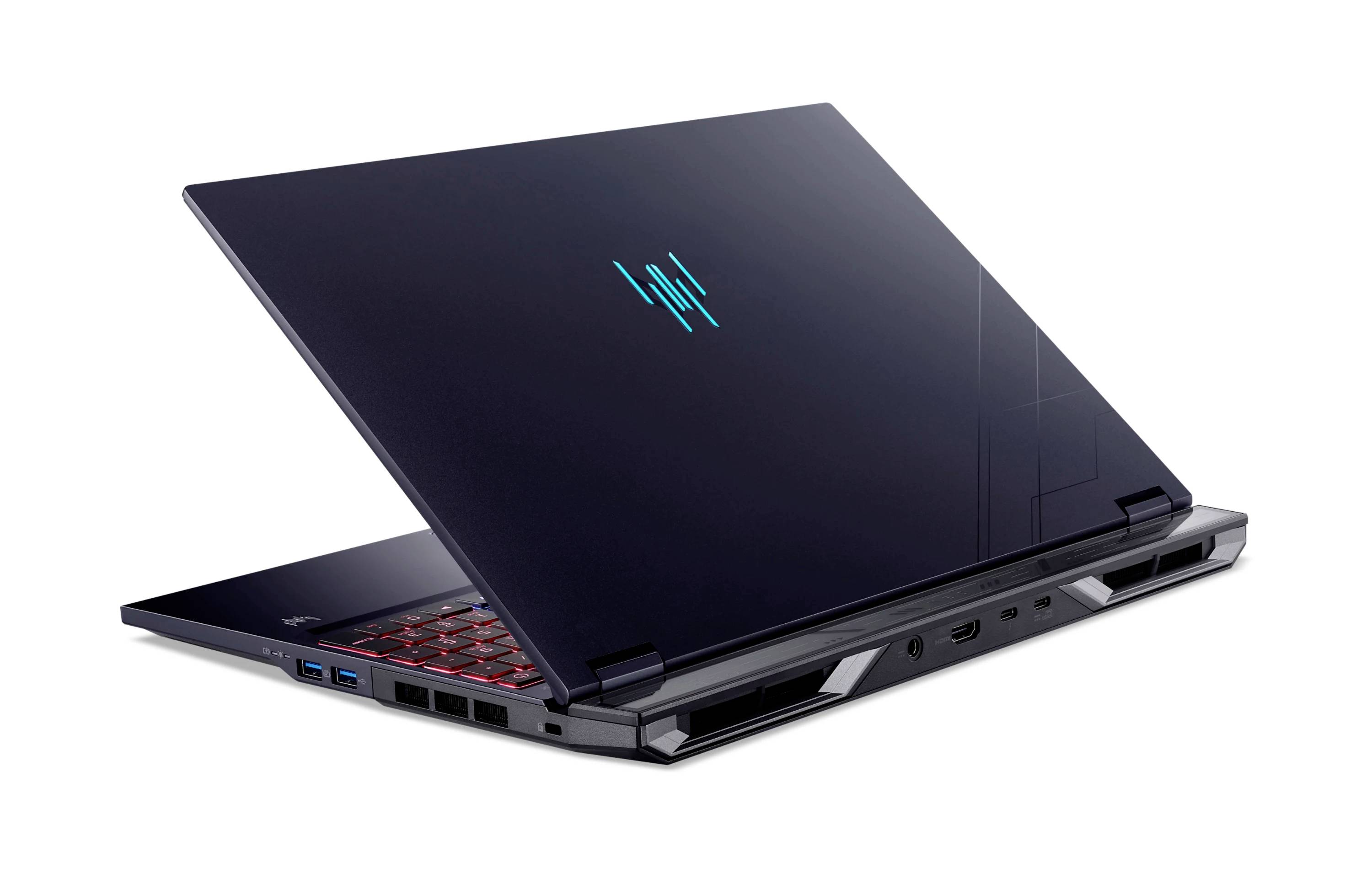 Ordinateur portable de jeu ouvert avec couvercle sombre, logo bleu, clavier rétroéclairé rouge et ports latéraux visibles sur fond blanc.