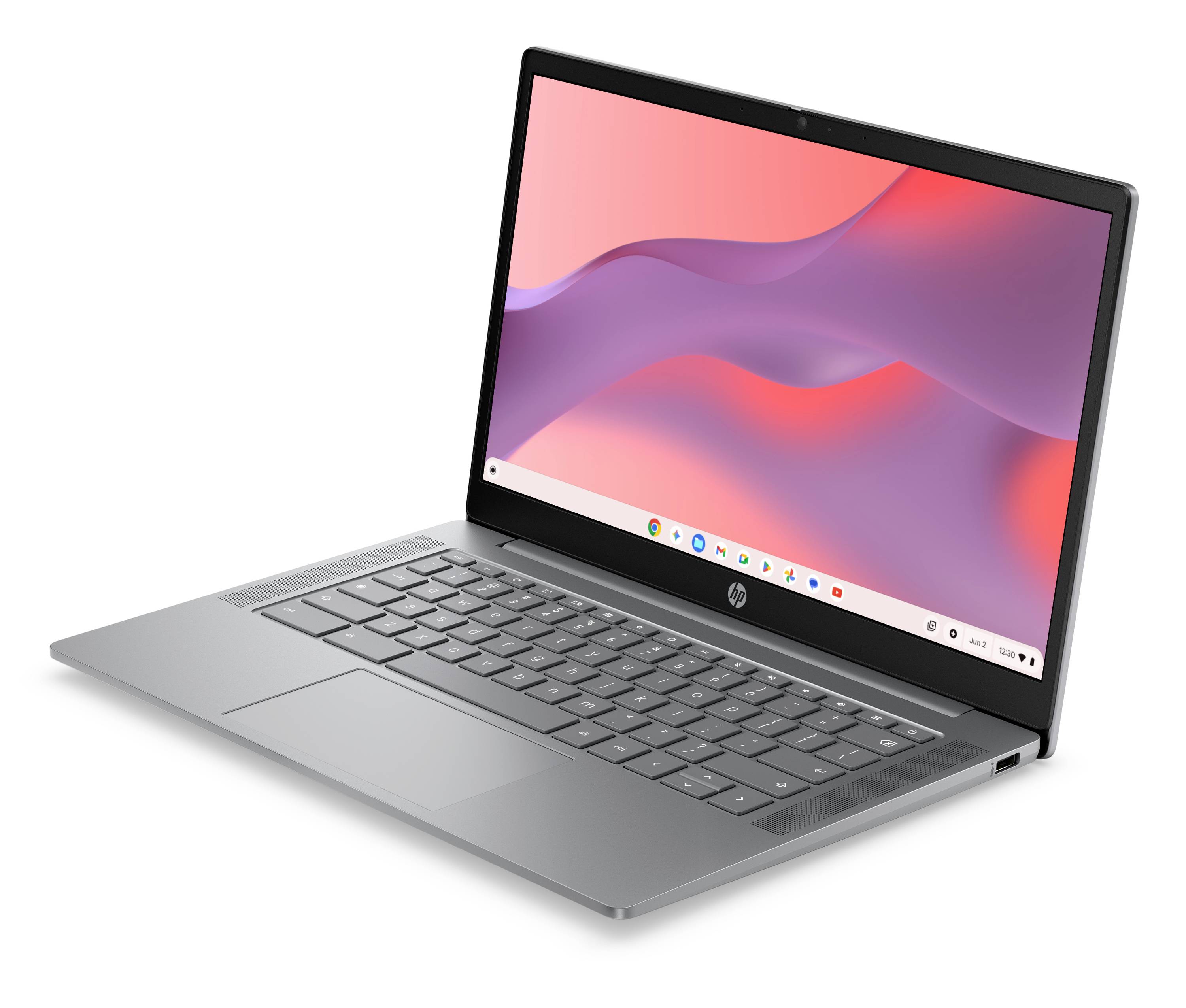 Ordinateur portable HP argenté ouvert à un angle, affichant un fond d'écran de bureau abstrait coloré sur l'écran et un clavier visible sur un fond blanc.