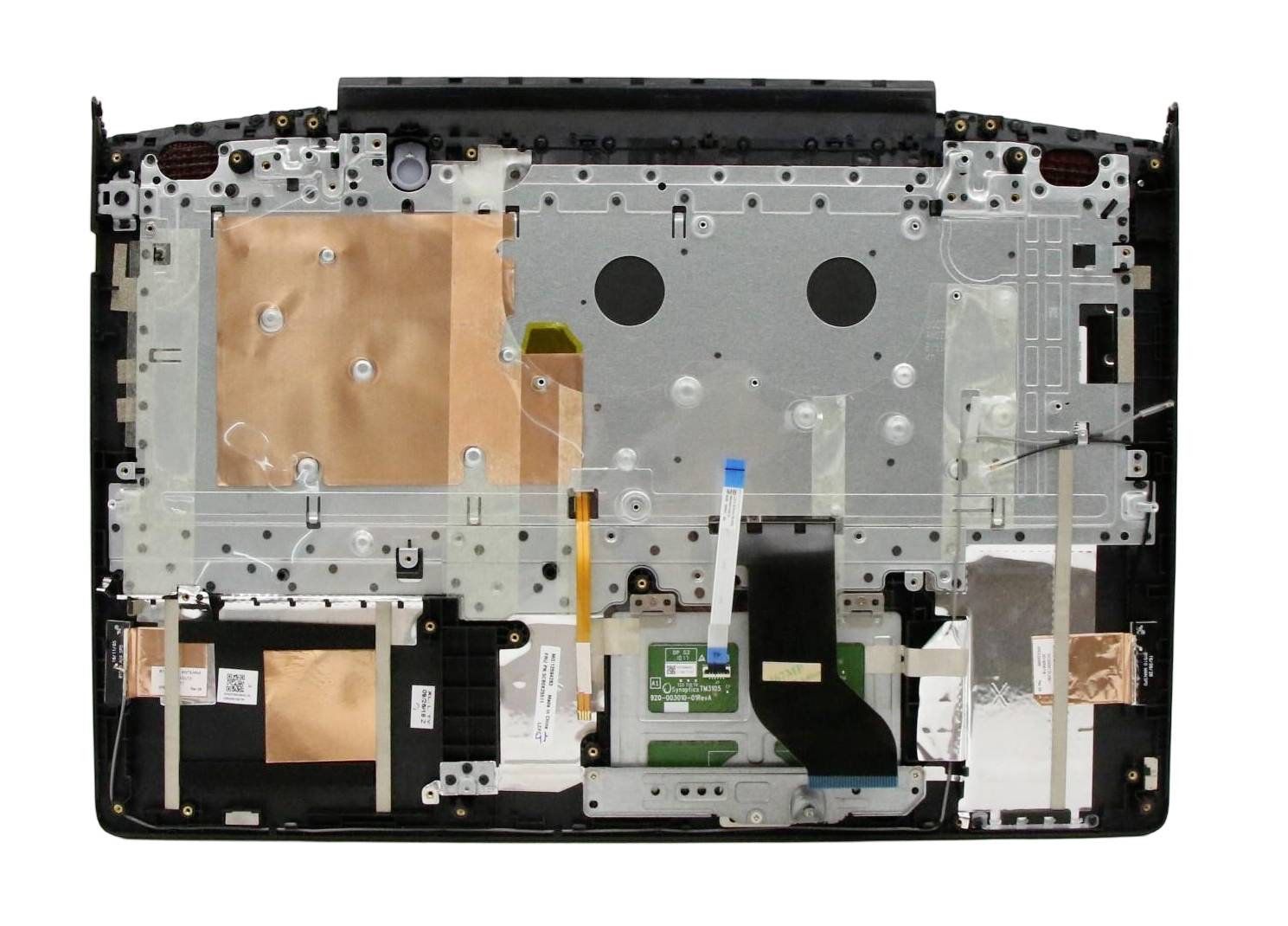 Verso d'un panneau de base d'ordinateur portable montrant le châssis interne en métal, les cartes de circuits imprimés, les câbles plats et les composants collés.