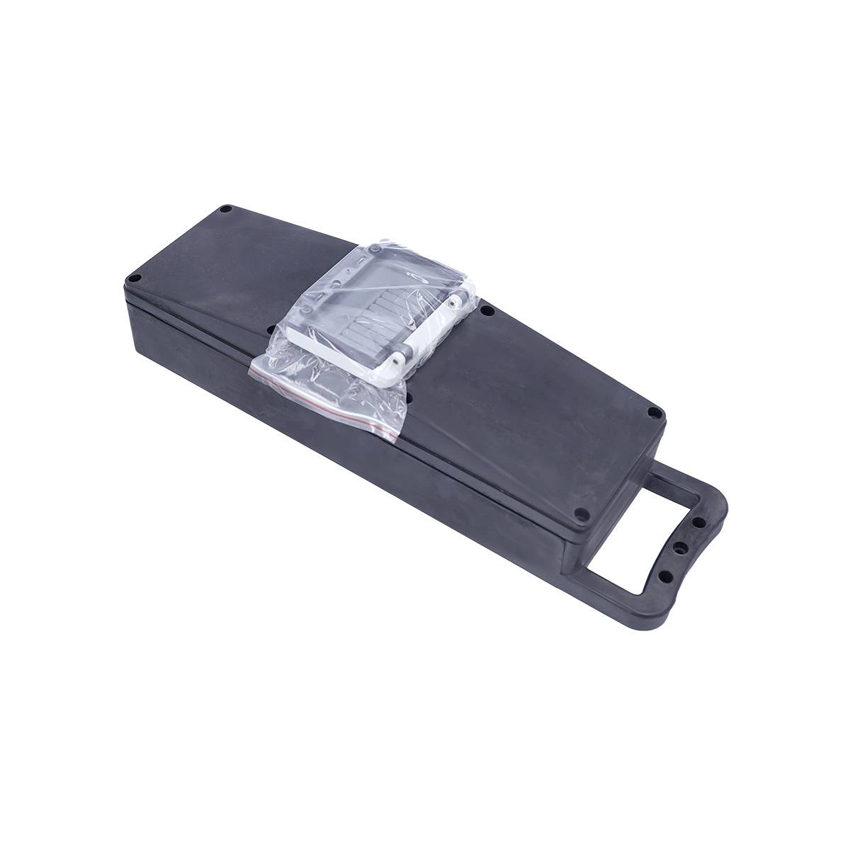 Boîtier de dispositif rectangulaire en plastique noir avec poignée de transport, présenté avec un sac en plastique transparent contenant de petits éléments de quincaillerie sur le dessus.