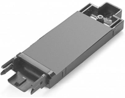 Module de connecteur électrique rectangulaire noir avec languettes de montage et contacts internes exposés, présenté sur un fond blanc.