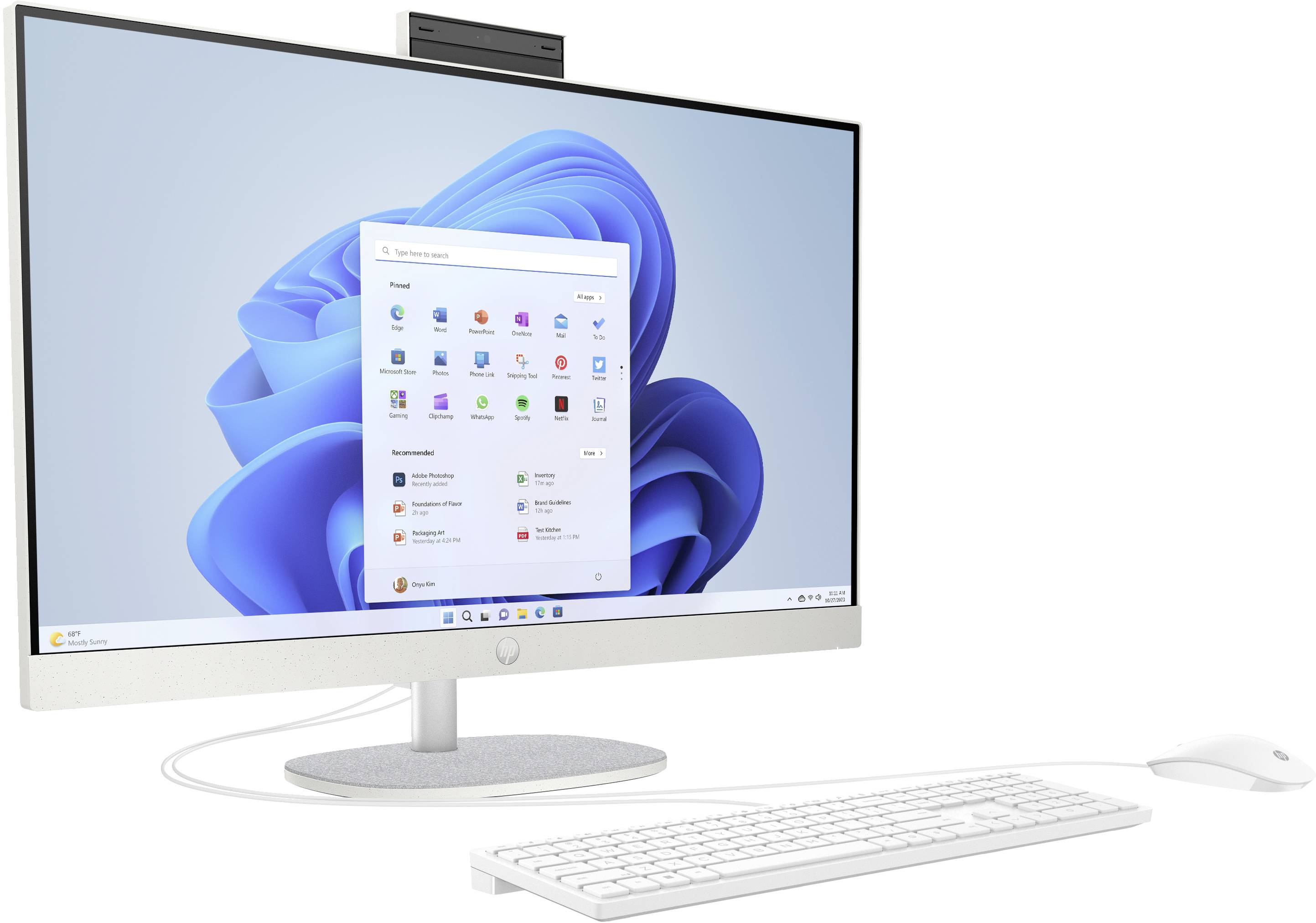 Ordinateur de bureau blanc avec Windows 11 affiché à l'écran, montrant le menu Démarrage, avec un clavier et une souris assortis sur un fond uni.