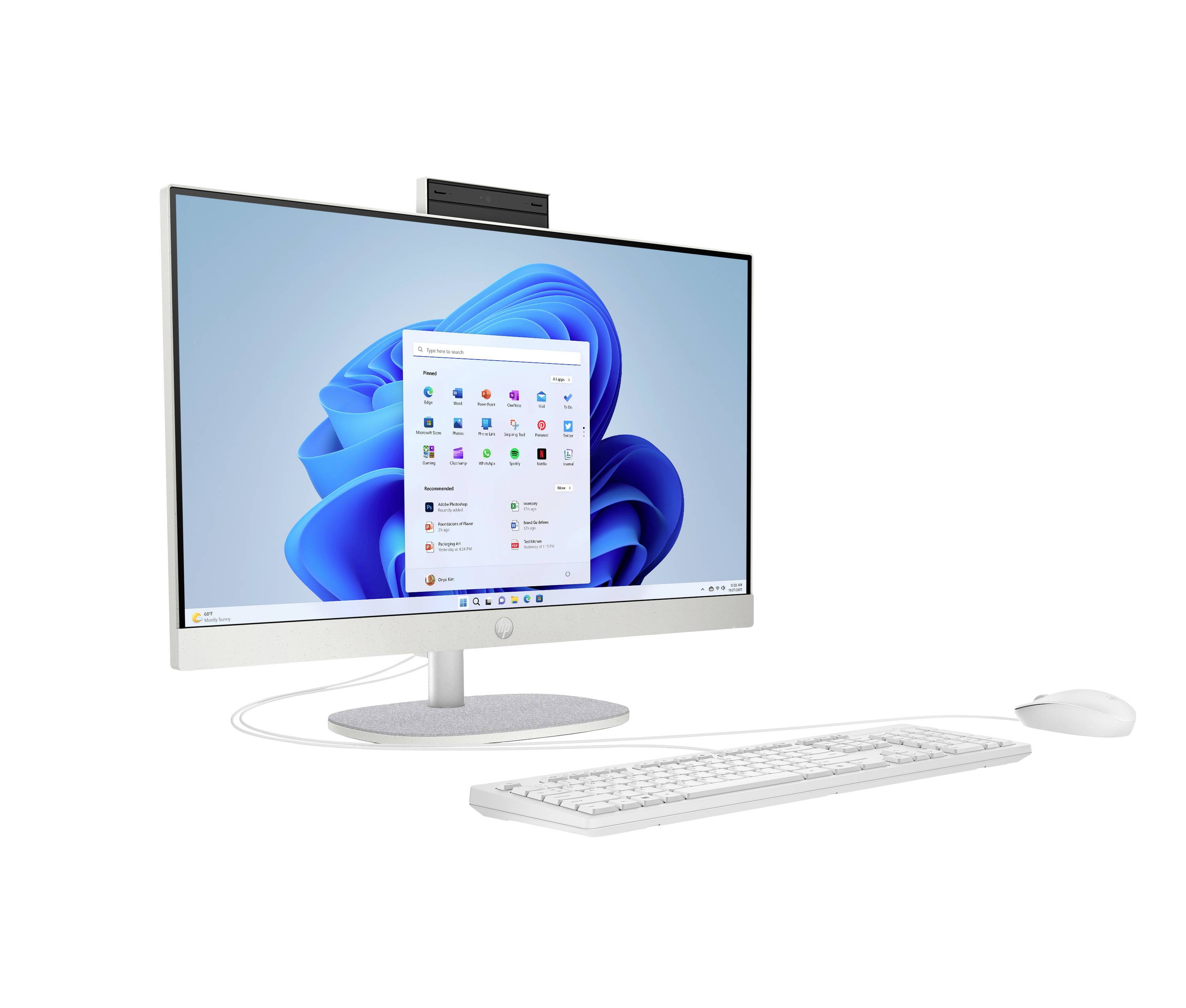 Ordinateur de bureau tout-en-un blanc avec Windows 11 affiché à l'écran, présenté avec clavier et souris assortis sur fond blanc.