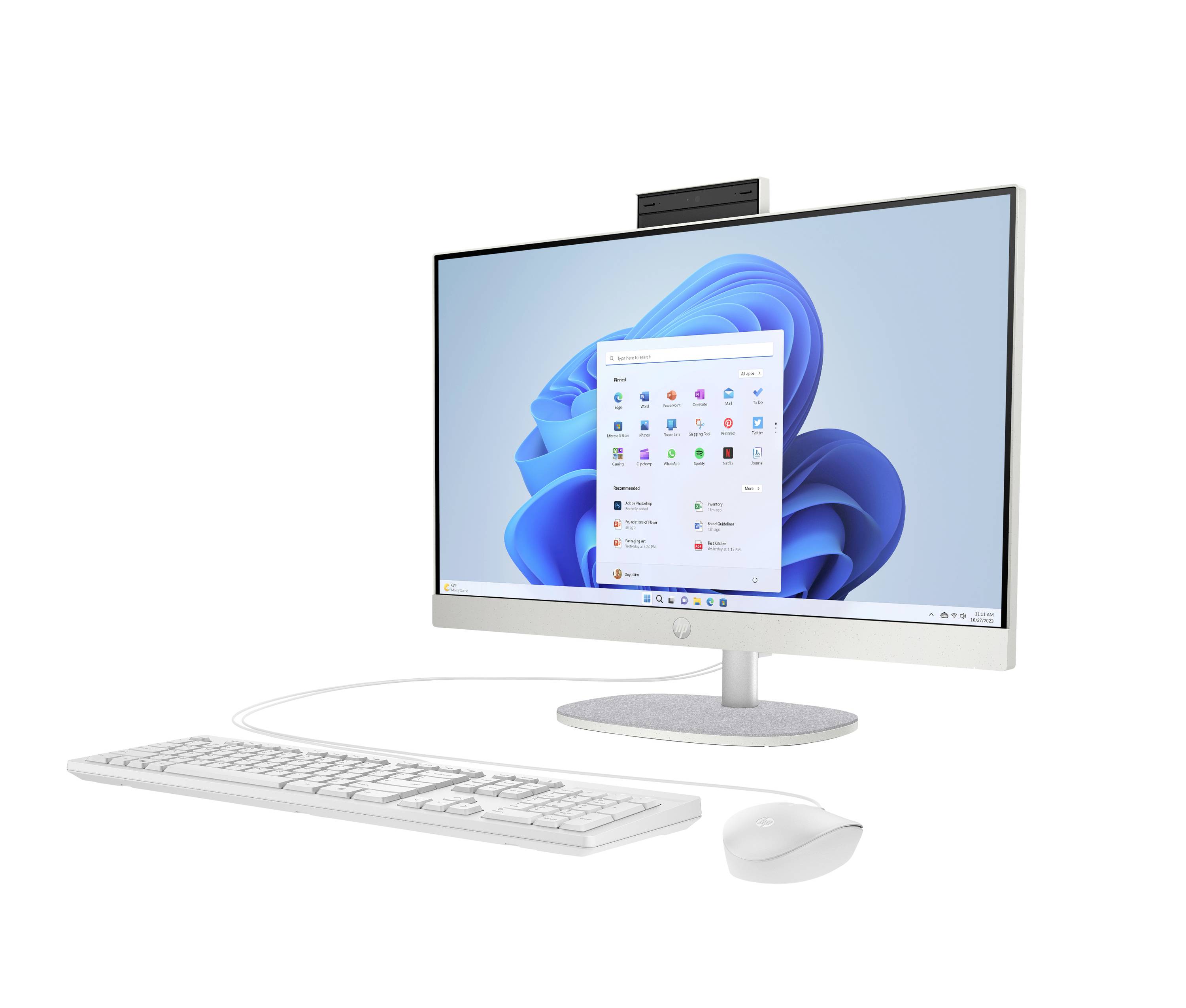 Ordinateur de bureau tout-en-un blanc avec Windows 11 affiché à l'écran, présenté avec un clavier et une souris assortis sur un fond blanc.
