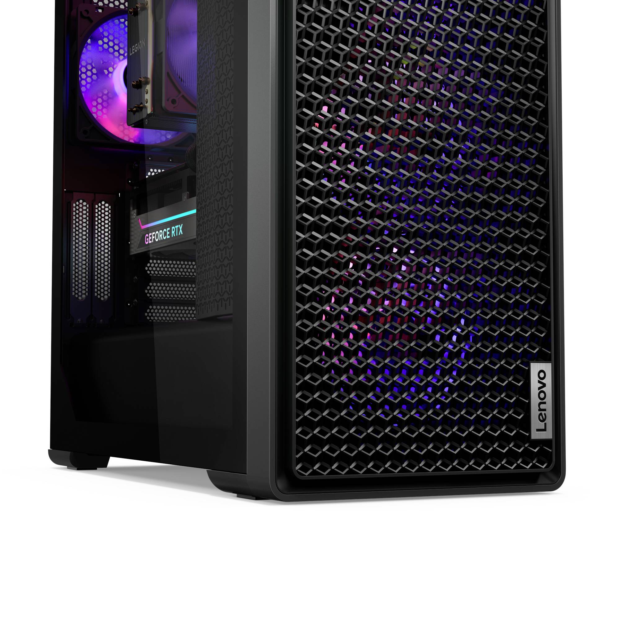 Tour d'ordinateur de bureau Lenovo avec panneau frontal en maille et ventilateur de refroidissement éclairé RGB visible et carte graphique GeForce RTX à l'intérieur.