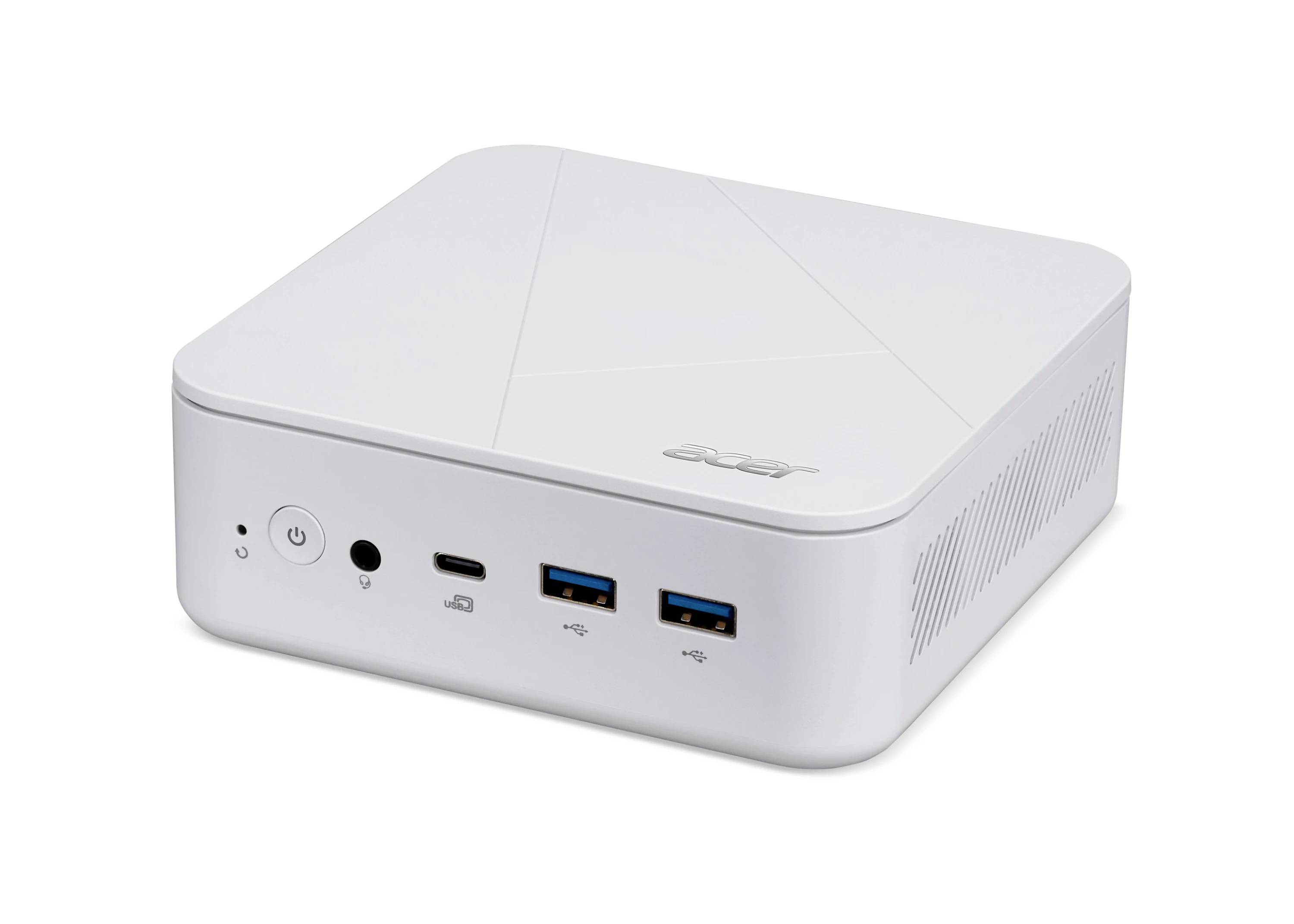 Mini PC blanc et compact avec bouton d'alimentation avant, prise audio, port USB-C et deux ports USB-A sur un fond blanc propre.