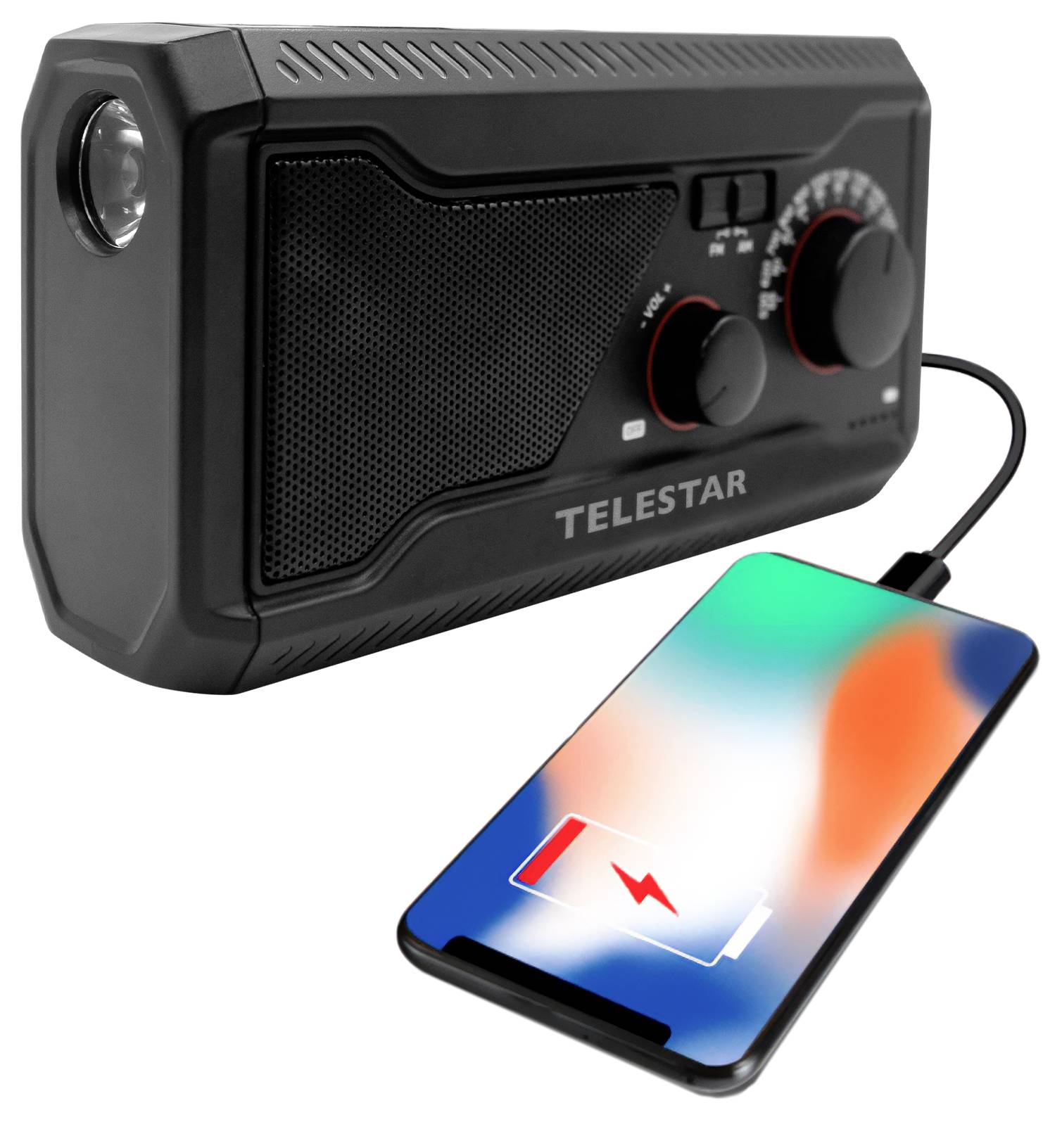 Radio Telestar portable avec lampe de poche chargeant un smartphone via câble, affichant un niveau de batterie faible sur l'écran du téléphone.
