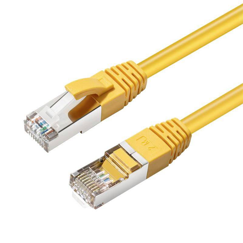 Câble Ethernet jaune avec connecteurs RJ45, une prise en gros plan montrée sous deux angles sur un fond blanc.