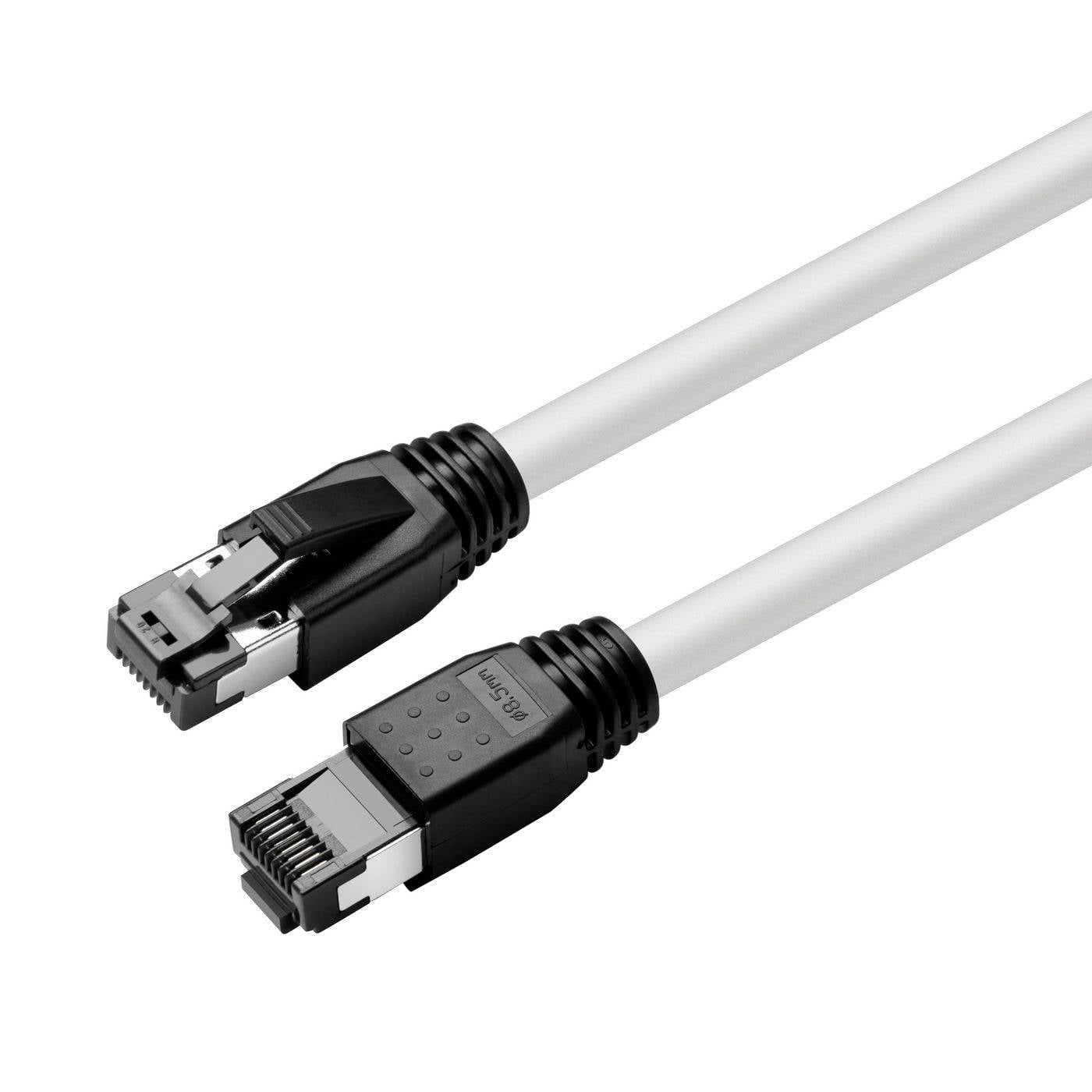 Deux connecteurs de câble Ethernet avec des fiches noires et des câbles blancs sur un fond blanc.