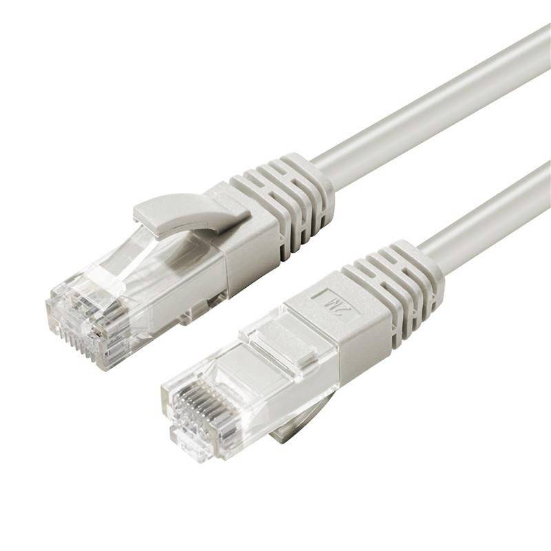 Deux câbles Ethernet blancs avec des connecteurs RJ45 transparents présentés sur un fond blanc.