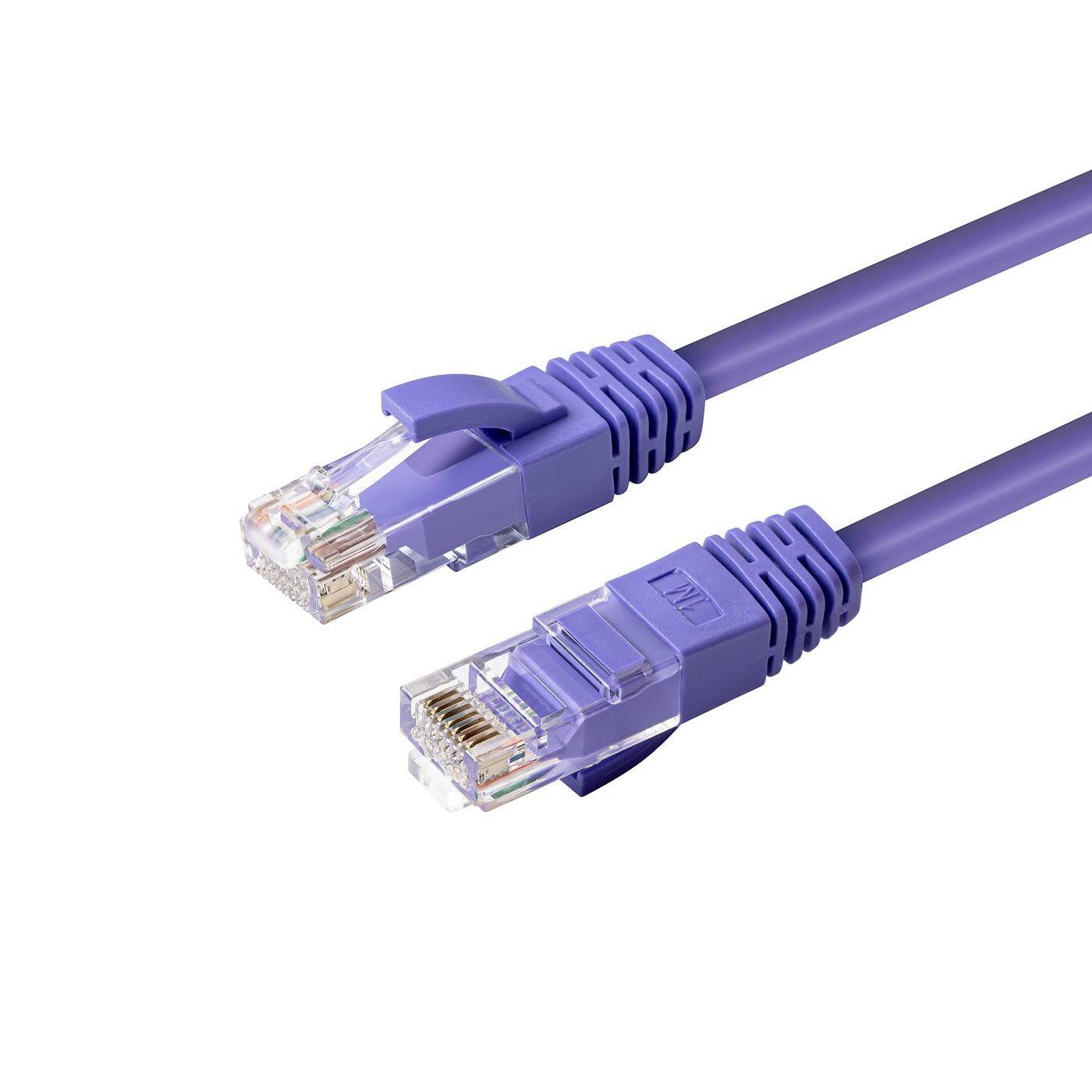 Câble réseau Ethernet violet avec connecteurs RJ45 sur fond blanc.