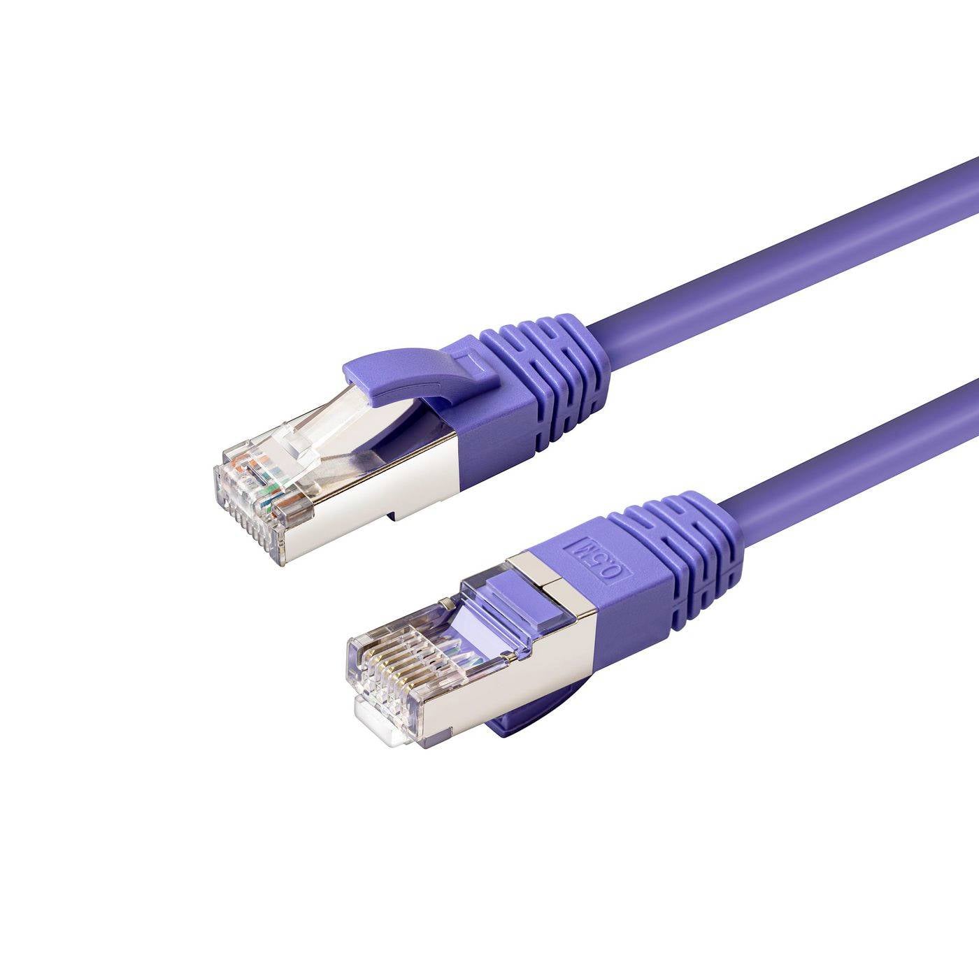 Deux câbles Ethernet violets avec des connecteurs RJ45 sur un fond blanc.