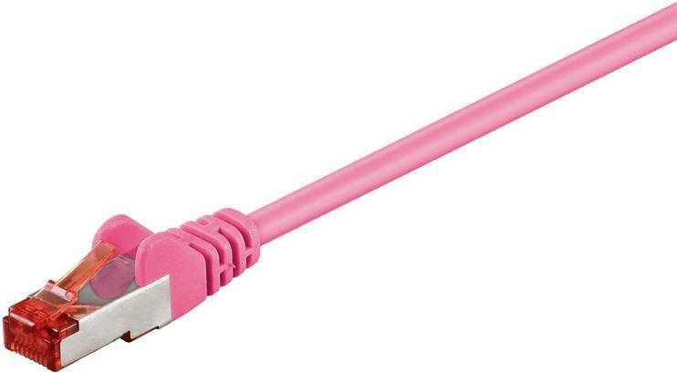 Câble Ethernet rose avec un connecteur RJ45 sur un fond blanc.