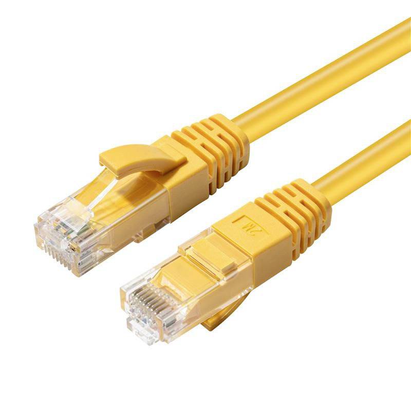 Deux câbles Ethernet jaunes avec des connecteurs RJ45 sur un fond blanc.