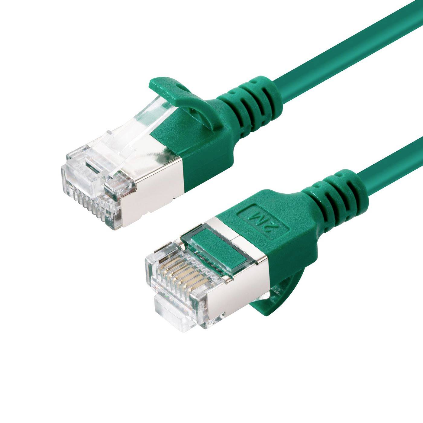 Deux connecteurs de câble Ethernet verts avec des fiches RJ45 transparentes sur un fond blanc.