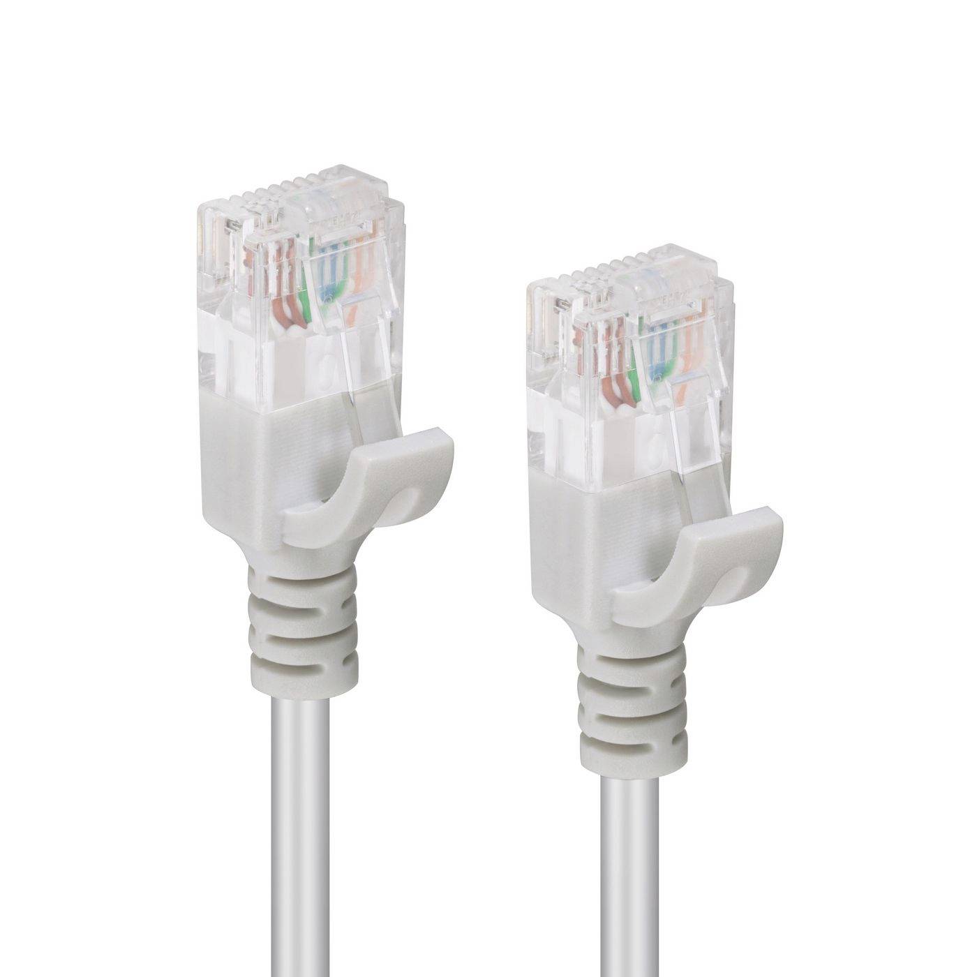 Deux connecteurs de câble Ethernet clairs avec des boîtiers de verrouillage gris sur un fond blanc.