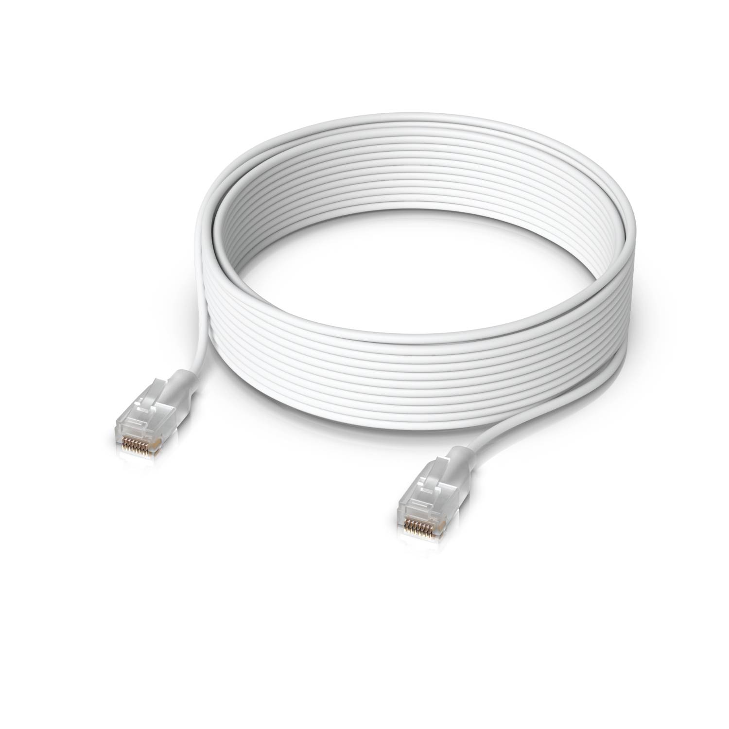 Câble Ethernet blanc enroulé avec des connecteurs RJ45 aux deux extrémités.