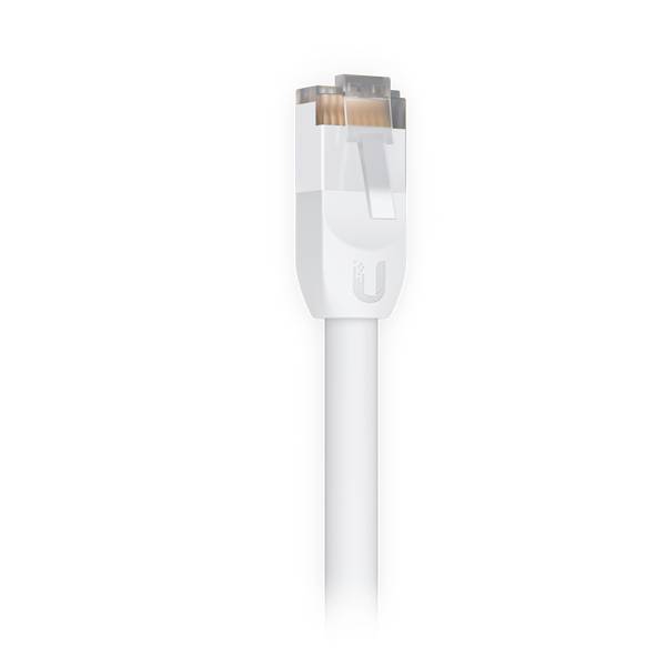 Gros plan d'un câble Ethernet blanc avec un connecteur RJ45 sur un fond blanc uni.