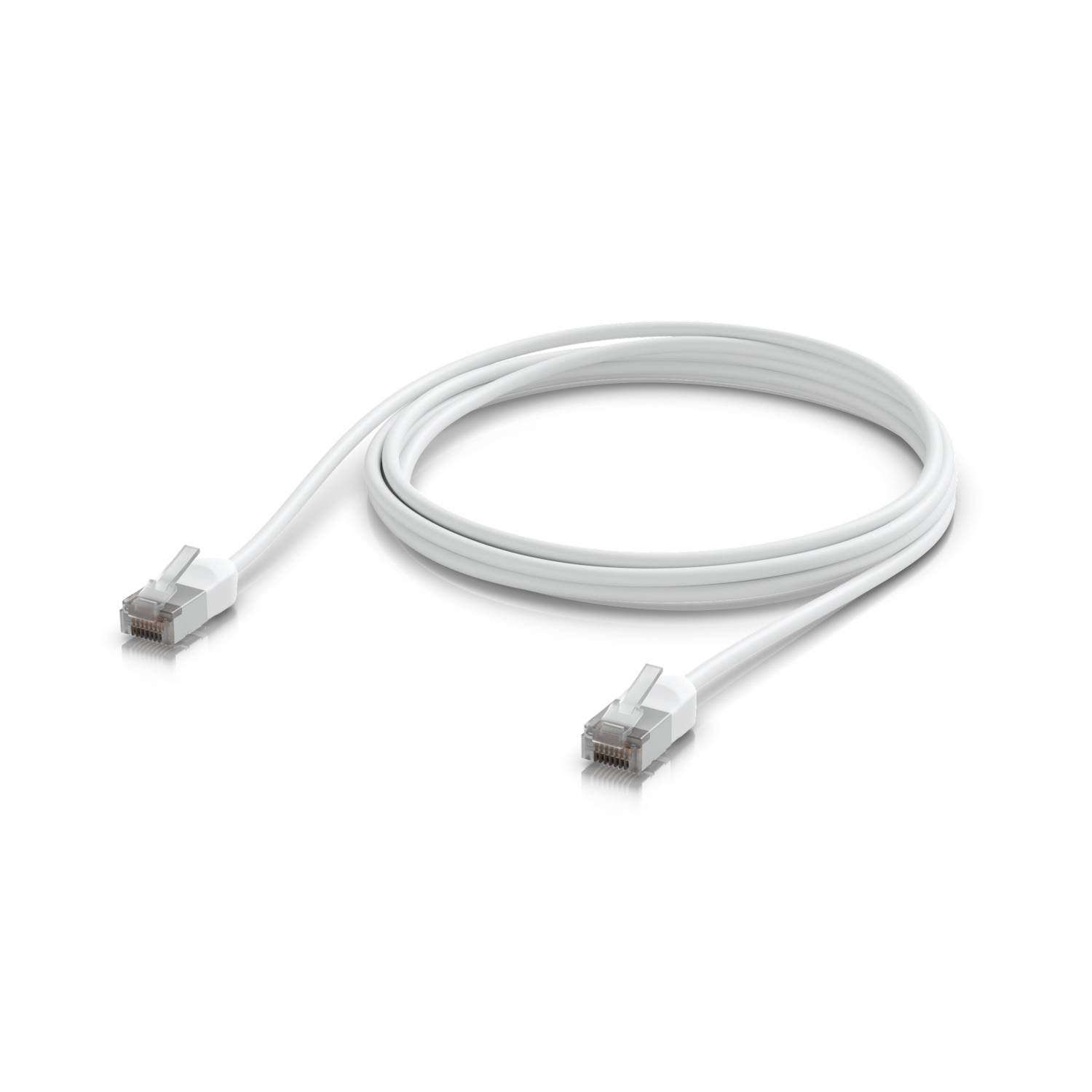 Câble Ethernet blanc avec connecteurs RJ45 enroulé sur un fond blanc.