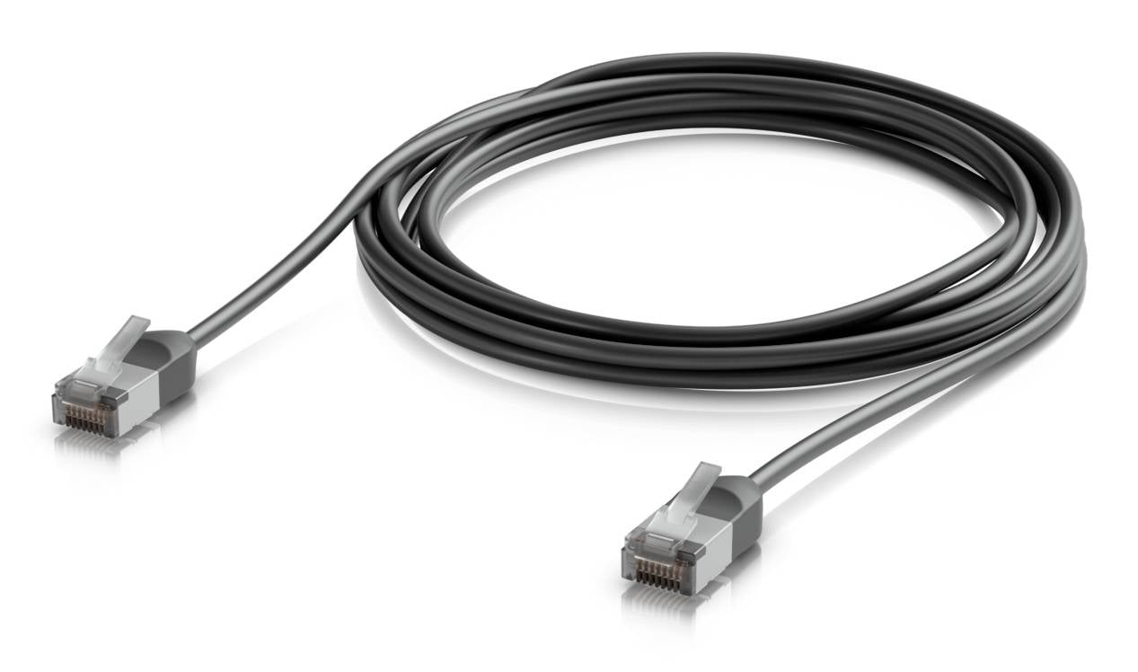 Câble Ethernet noir enroulé avec connecteurs RJ45 aux deux extrémités, présenté sur un fond blanc.