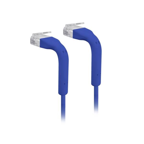 Deux câbles Ethernet bleus avec des connecteurs RJ45 transparents sur fond blanc.