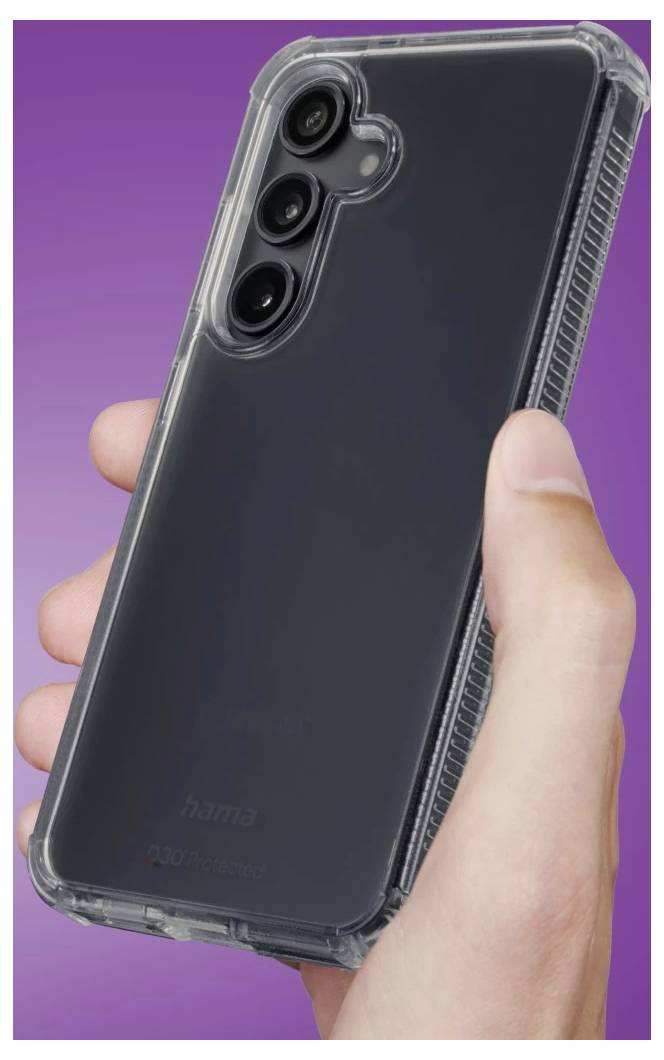 Une main tenant un smartphone noir dans une coque de protection transparente sur un fond violet.